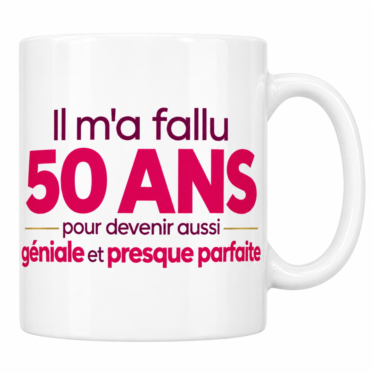 Mug blanc 50 ans femme avec le texte Il m'a fallu 50 ans pour devenir aussi géniale et presque parfaite en framboise