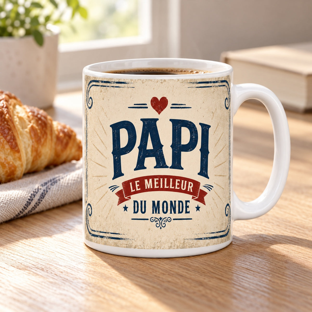 Mug Papi posé sur une table en bois avec un croissant, pause café