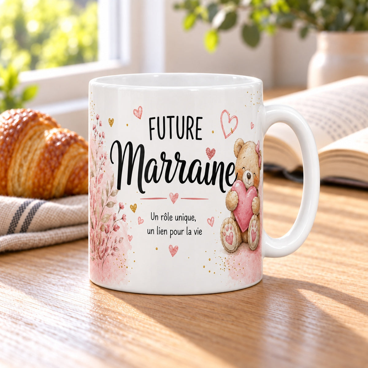 Mug Future Marraine « Annonce de Baptême » posé sur une table en bois avec un croissant, pause café