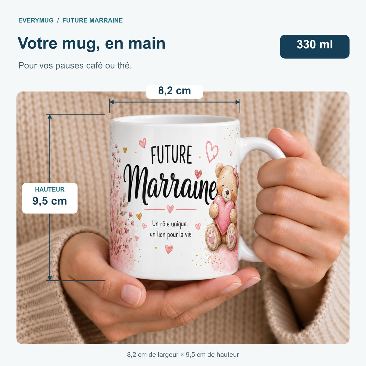 Mug Future Marraine tenu en main : 8,2 cm de largeur, 9,5 cm de hauteur, 330 ml