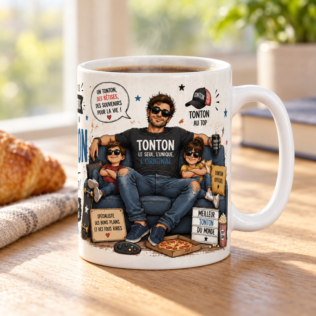 Mug Tonton « L'Oncle Complice » posé sur une table en bois avec un croissant, pause café