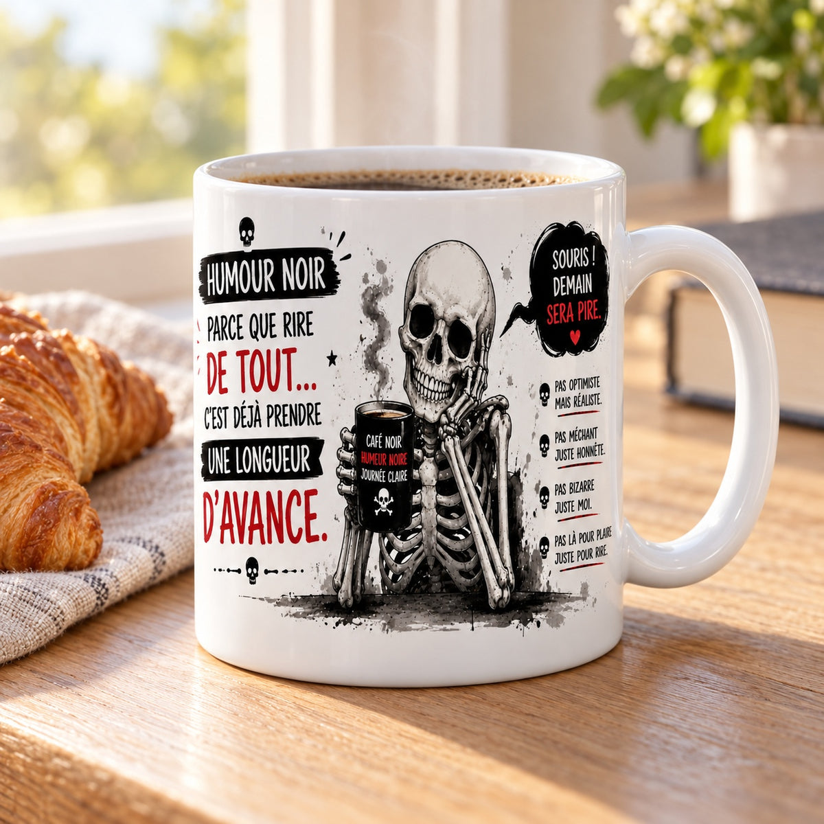 Mug Humour Noir « Pour Esprits Décalés » posé sur une table en bois avec un croissant, pause café