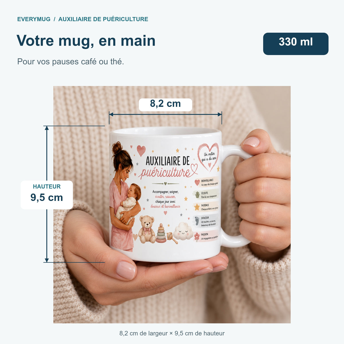 Mug Auxiliaire de Puériculture tenu en main : 8,2 cm de largeur, 9,5 cm de hauteur, 330 ml