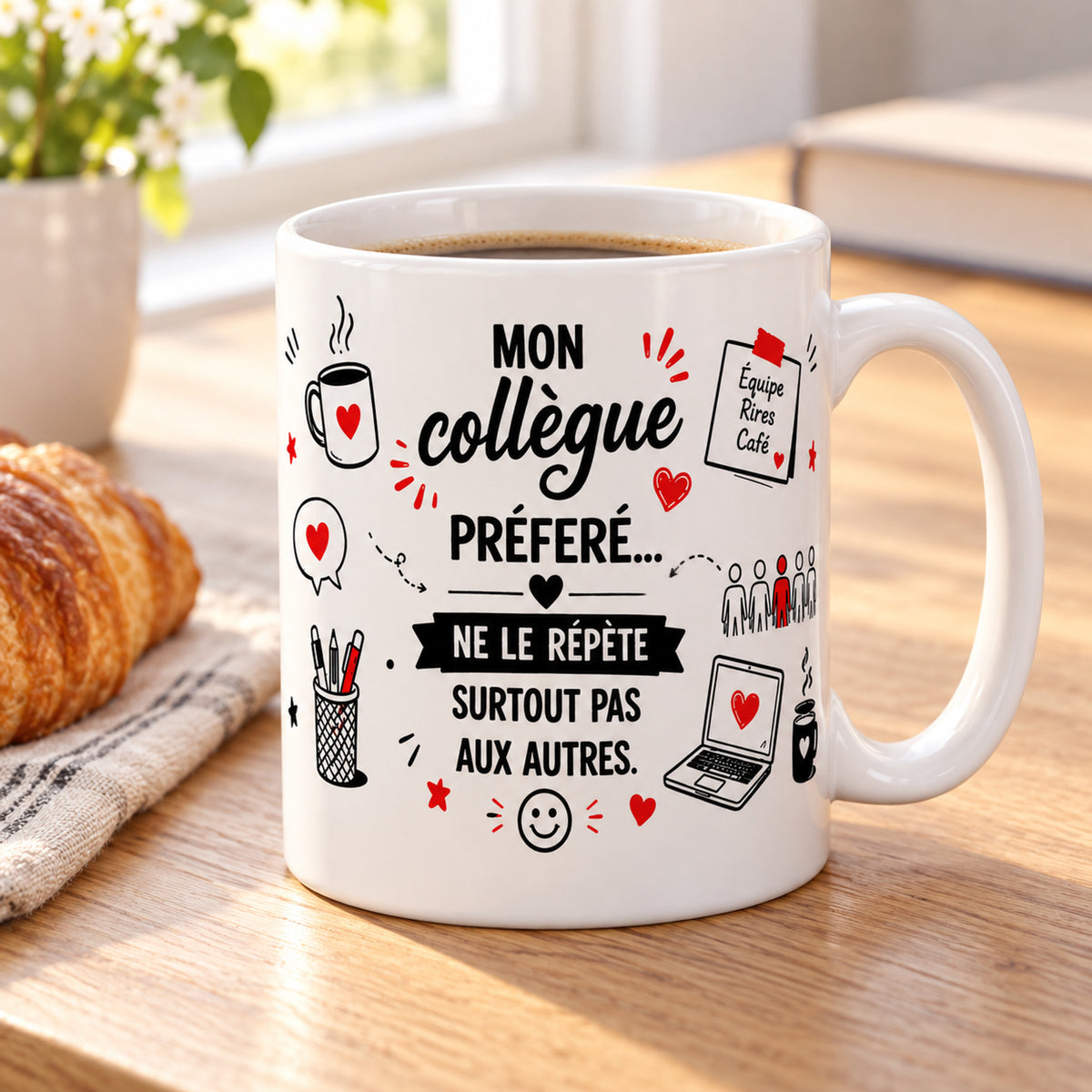 Mug Mon Collègue Préféré « Ne le Répète Surtout Pas aux Autres » posé sur une table en bois avec un croissant, pause café