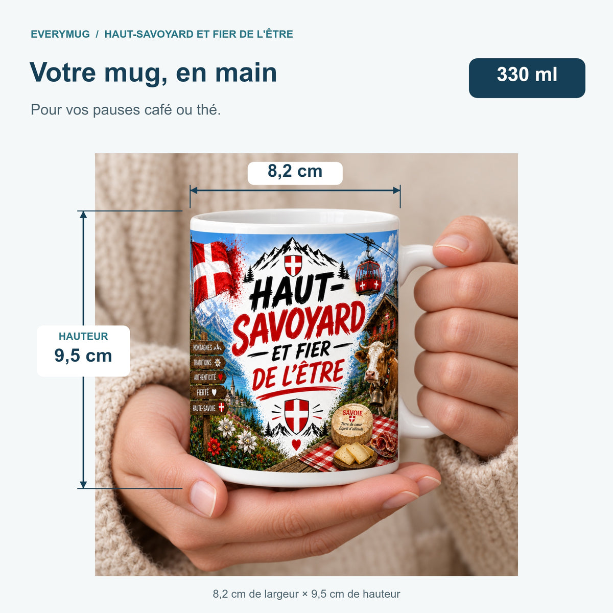 Mug Haut-Savoyard et Fier de l'Être tenu en main : 8,2 cm de largeur, 9,5 cm de hauteur, 330 ml