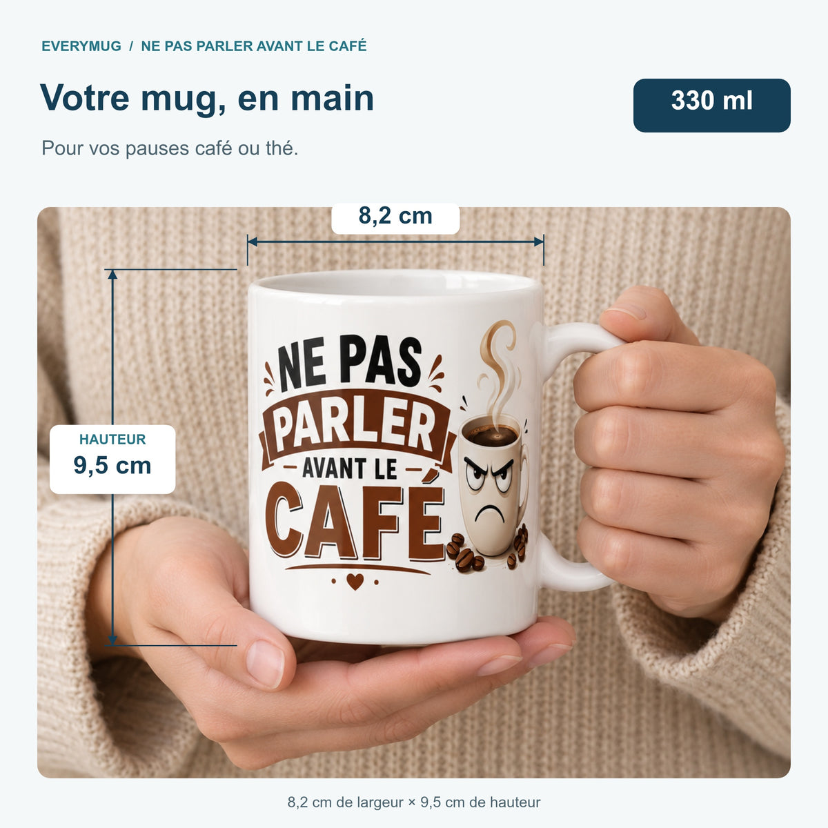 Mug Ne Pas Parler Avant le Café tenu en main : 8,2 cm de largeur, 9,5 cm de hauteur, 330 ml