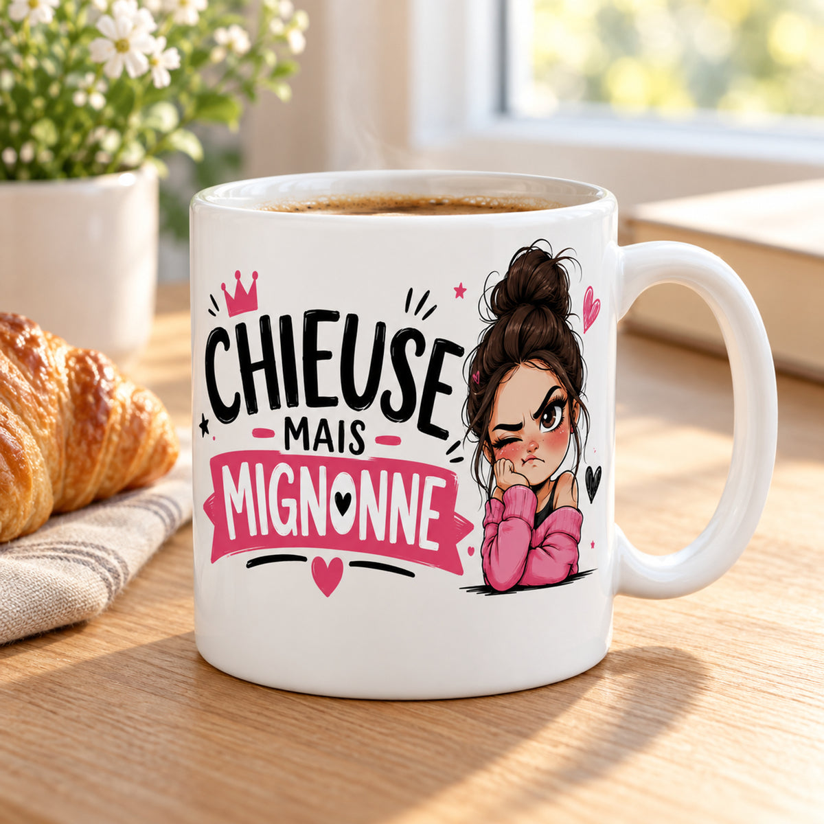 Mug Chieuse mais Mignonne « Humour Caractère Assumé » posé sur une table en bois avec un croissant, pause café