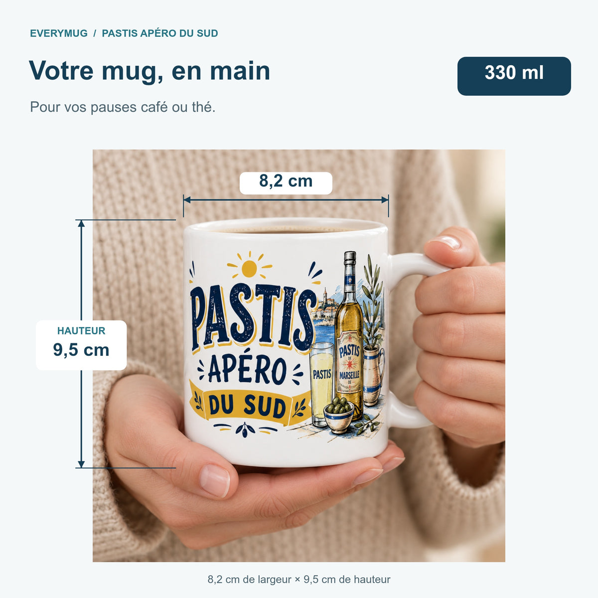 Mug Pastis Apéro du Sud tenu en main : 8,2 cm de largeur, 9,5 cm de hauteur, 330 ml