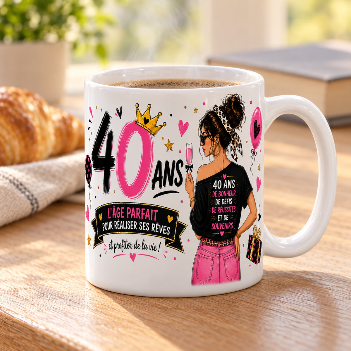 Mug 40 ans Femme « L'Âge Parfait pour Réaliser ses Rêves » posé sur une table en bois avec un croissant, pause café