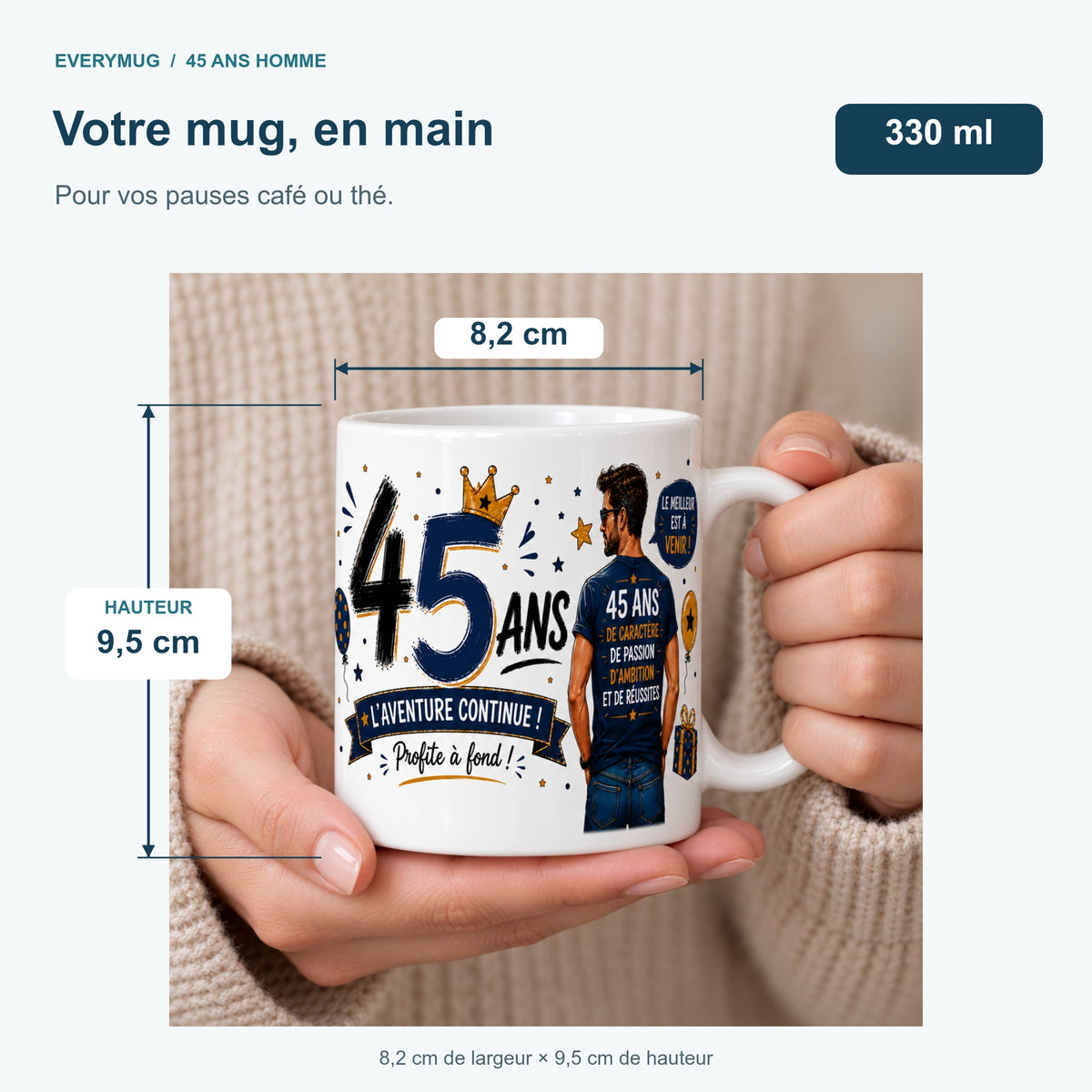 Mug 45 ans Homme tenu en main : 8,2 cm de largeur, 9,5 cm de hauteur, 330 ml