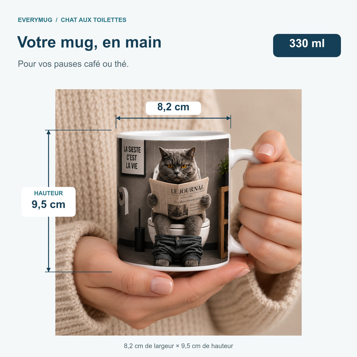 Mug Chat aux Toilettes tenu en main : 8,2 cm de largeur, 9,5 cm de hauteur, 330 ml