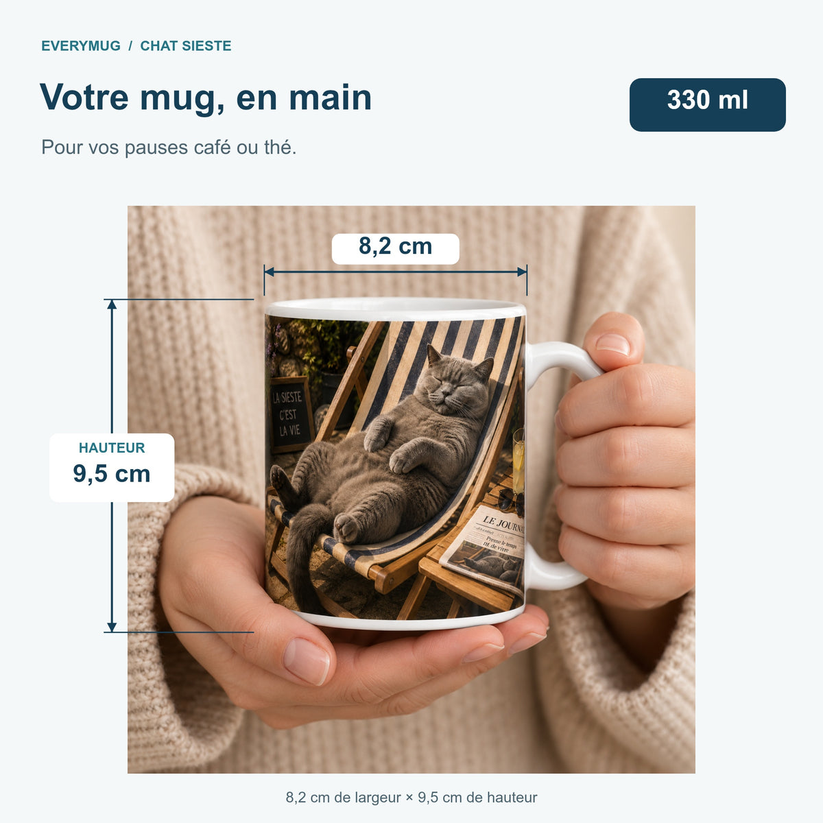 Mug Chat Sieste tenu en main : 8,2 cm de largeur, 9,5 cm de hauteur, 330 ml