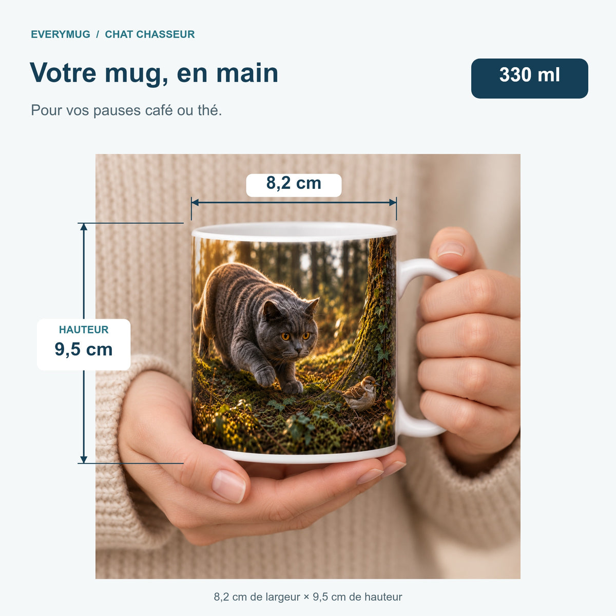 Mug Chat Chasseur tenu en main : 8,2 cm de largeur, 9,5 cm de hauteur, 330 ml