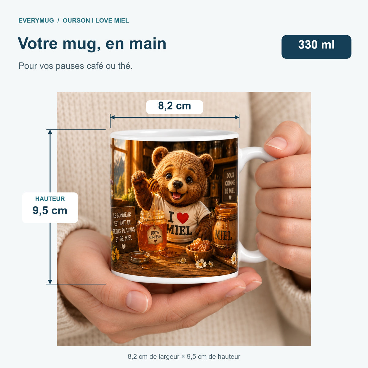 Mug Ourson I Love Miel tenu en main : 8,2 cm de largeur, 9,5 cm de hauteur, 330 ml