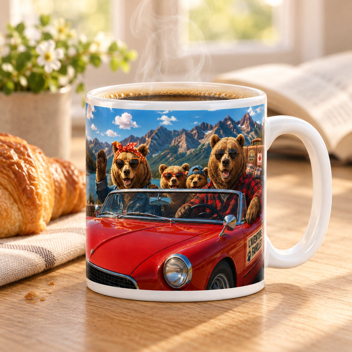 Mug Ours Road Trip « L'Aventure en Famille » posé sur une table en bois avec un croissant, pause café
