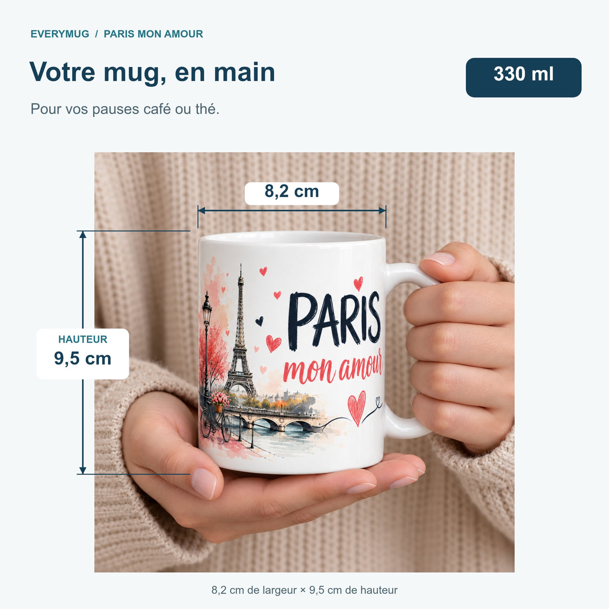 Mug Paris Mon Amour tenu en main : 8,2 cm de largeur, 9,5 cm de hauteur, 330 ml