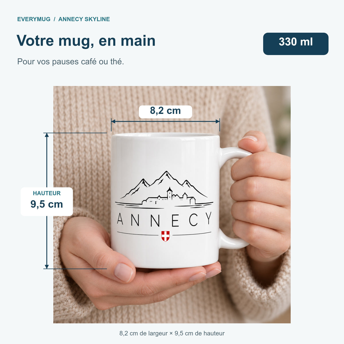 Mug Annecy Skyline tenu en main : 8,2 cm de largeur, 9,5 cm de hauteur, 330 ml