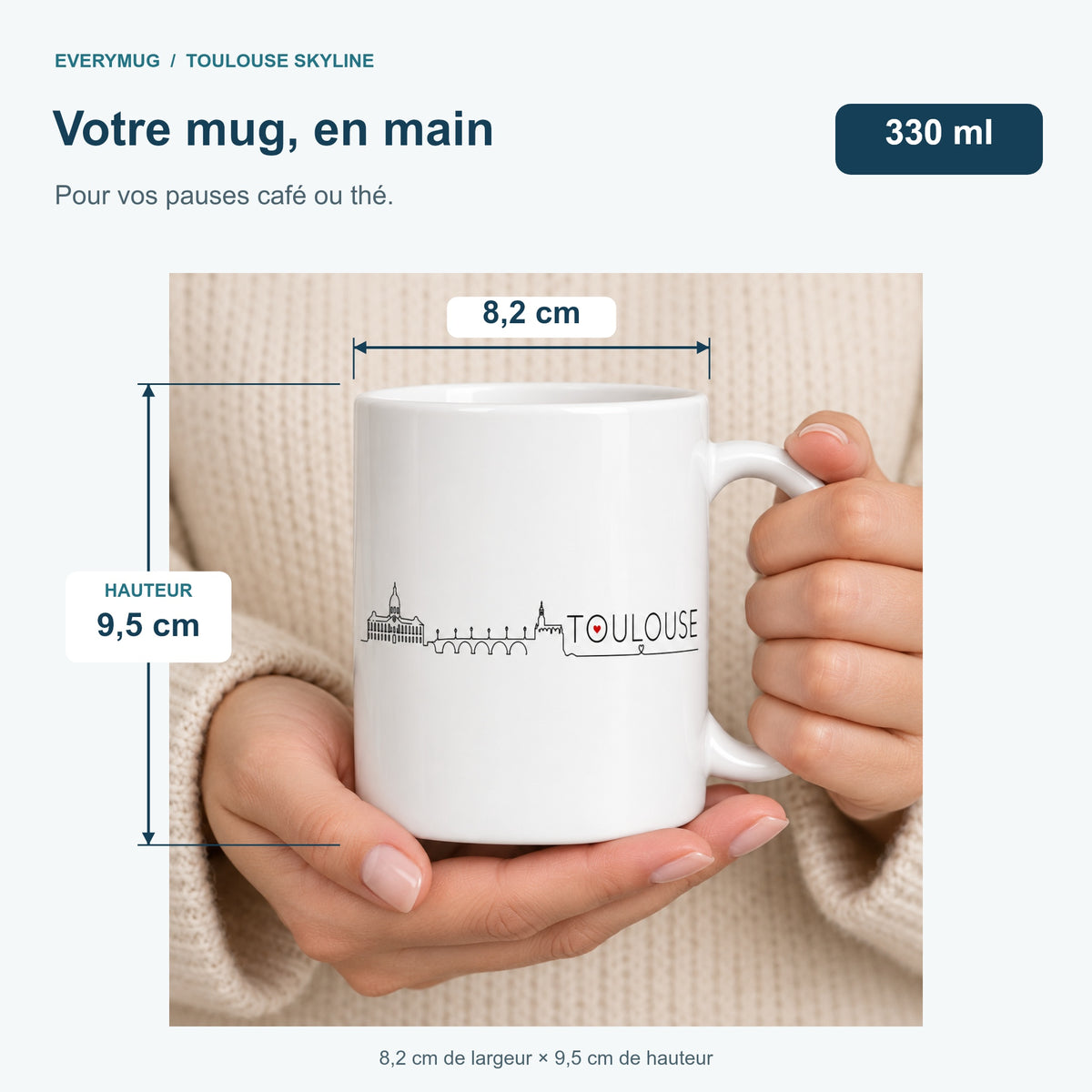 Mug Toulouse Skyline tenu en main : 8,2 cm de largeur, 9,5 cm de hauteur, 330 ml