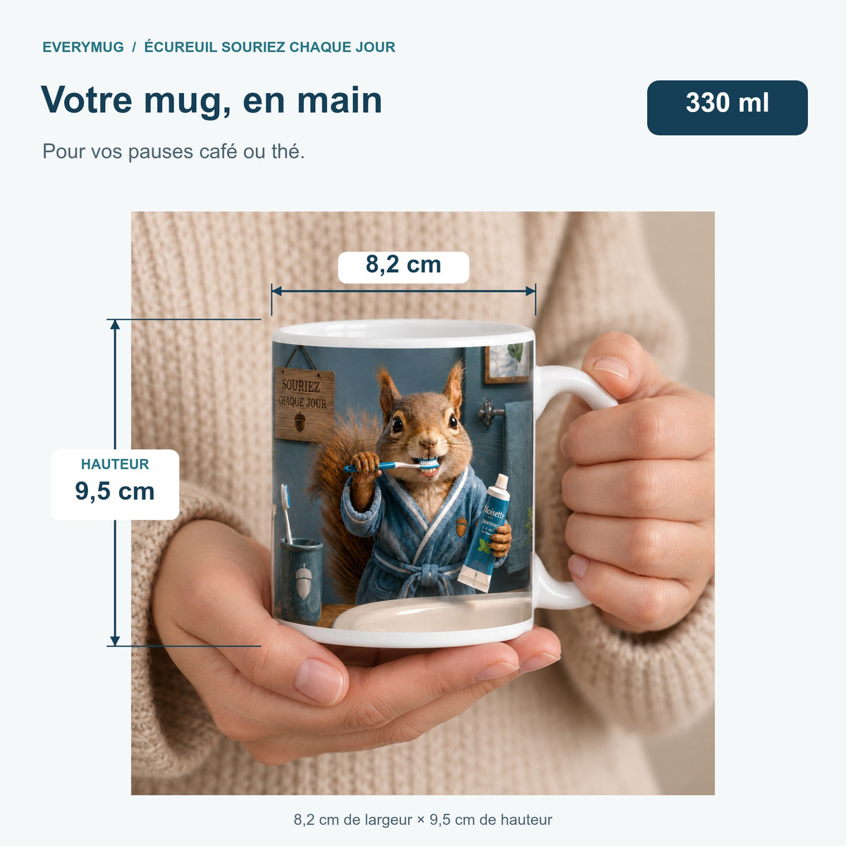 Mug Écureuil Souriez Chaque Jour tenu en main : 8,2 cm de largeur, 9,5 cm de hauteur, 330 ml