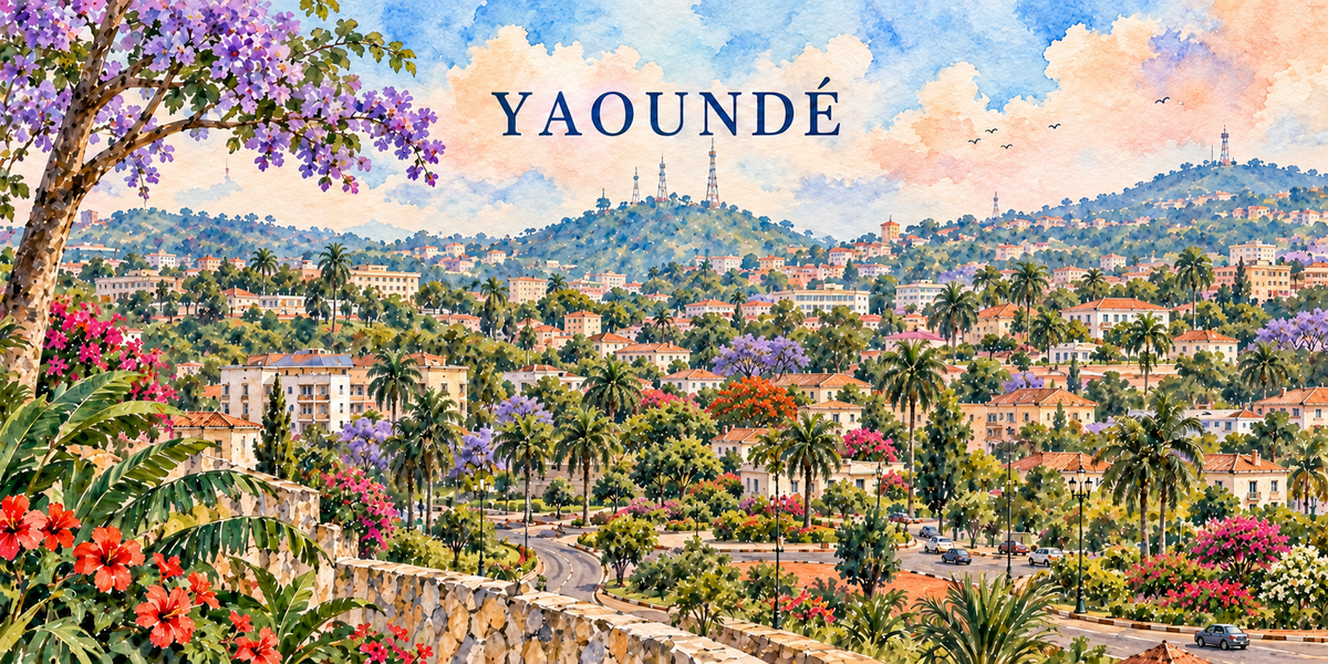 Aquarelle de Yaounde : le nom en capitales bleues, un jacaranda en fleurs a gauche, les collines boisees et leurs antennes, les toits de tuiles et les immeubles blancs etages dans la verdure, des palmiers et des flamboyants, et un muret de pierre au premier plan