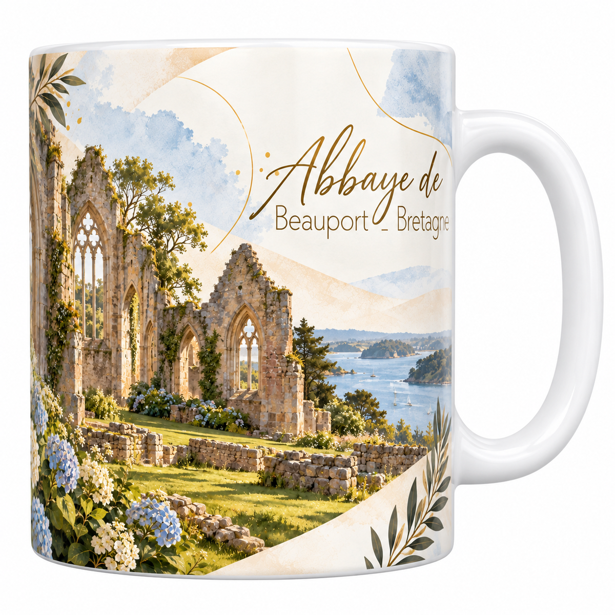 Mug céramique blanche 330 ml illustré de l'abbaye de Beauport à l'aquarelle, ses hautes baies gothiques sans toit envahies de lierre, la pelouse et les hortensias bleus au premier plan, l'anse de Paimpol au fond, des feuillages et le titre Abbaye de Beauport - Bretagne en lettres dorées