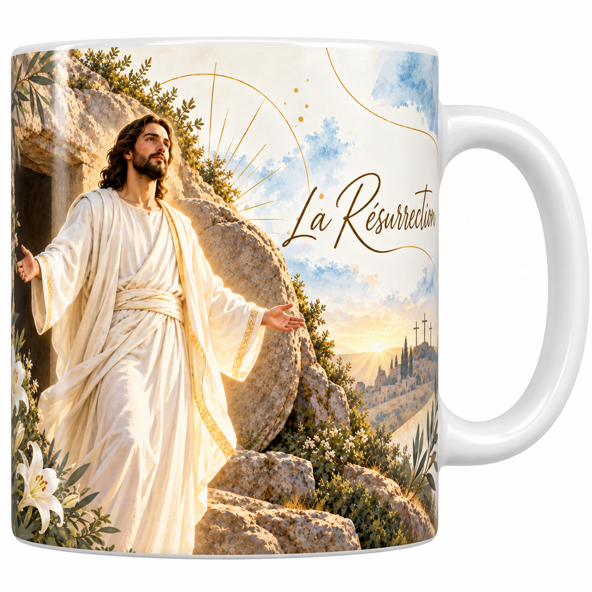 Mug céramique blanche 330 ml illustré de la Résurrection, le Christ debout en tunique blanche devant le tombeau ouvert, la pierre ronde roulée sur le côté, des lys blancs au premier plan, le soleil levant et le titre La Résurrection en lettres dorées
