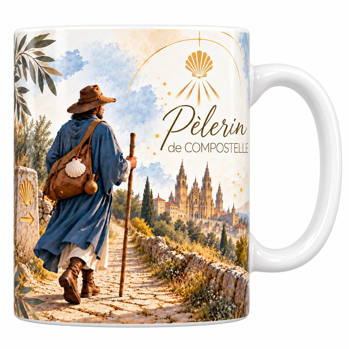 Mug céramique blanche 330 ml illustré d'un pèlerin de dos en cape bleue, chapeau à large bord, coquille accrochée au sac et bâton de marche, sur un chemin pavé vers une cathédrale, avec le titre Pèlerin de Compostelle en lettres dorées