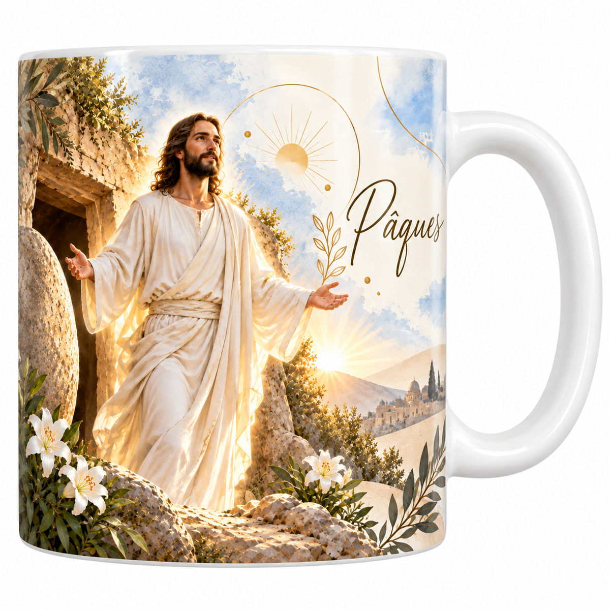 Mug céramique blanche 330 ml illustré du tombeau ouvert, la grande pierre roulée sur le côté, une silhouette en robe blanche debout dans l'entrée les bras ouverts au soleil levant, des lys blancs, avec le titre Pâques en lettres dorées