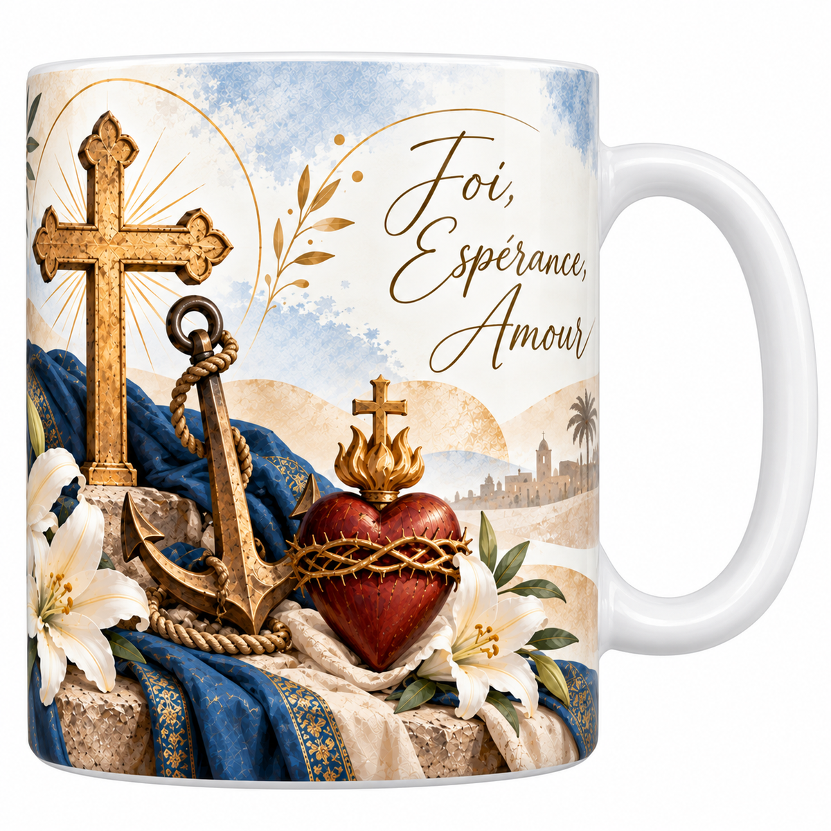 Mug céramique blanche 330 ml illustré d'une croix de bois doré, d'une ancre de fer et d'un cœur rouge couronné d'épines posés sur une étoffe bleue, avec des lys blancs et le titre Foi, Espérance, Amour en lettres dorées