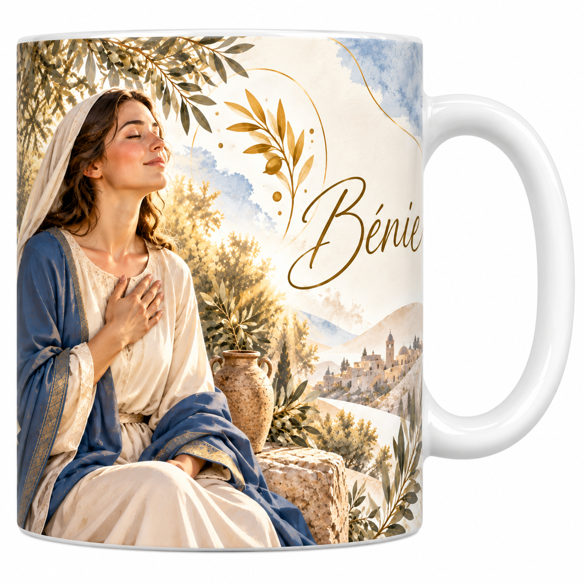 Mug céramique blanche 330 ml illustré d'une femme en robe écrue, manteau bleu et voile crème, assise au pied d'un olivier, la main posée sur le cœur, les yeux fermés et le visage levé vers la lumière, avec le mot Bénie en lettres dorées