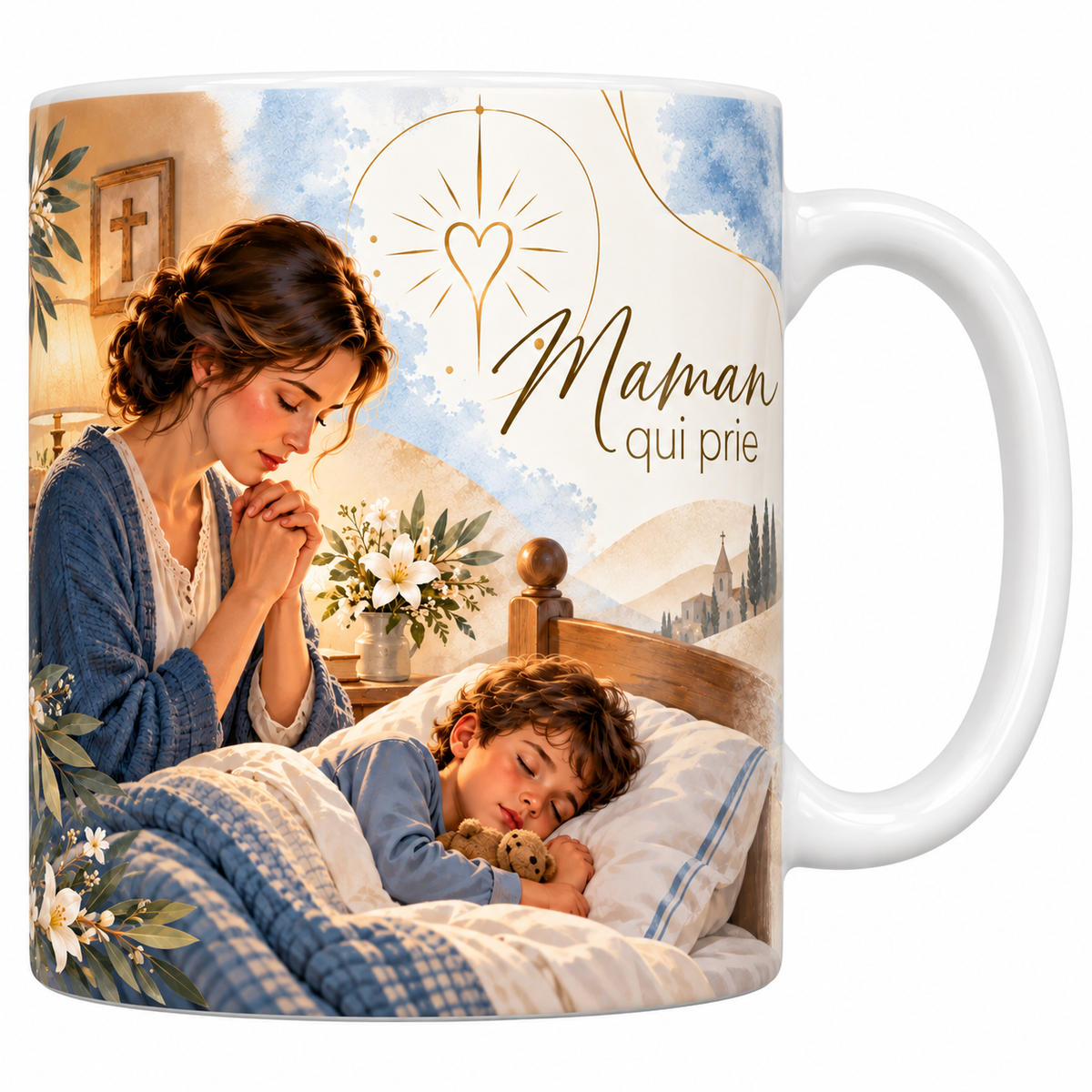 Mug céramique blanche 330 ml illustré d'une femme en gilet bleu, les mains jointes et les yeux fermés, penchée au bord d'un lit où dort un petit garçon avec son ours, avec le titre Maman qui prie en lettres dorées