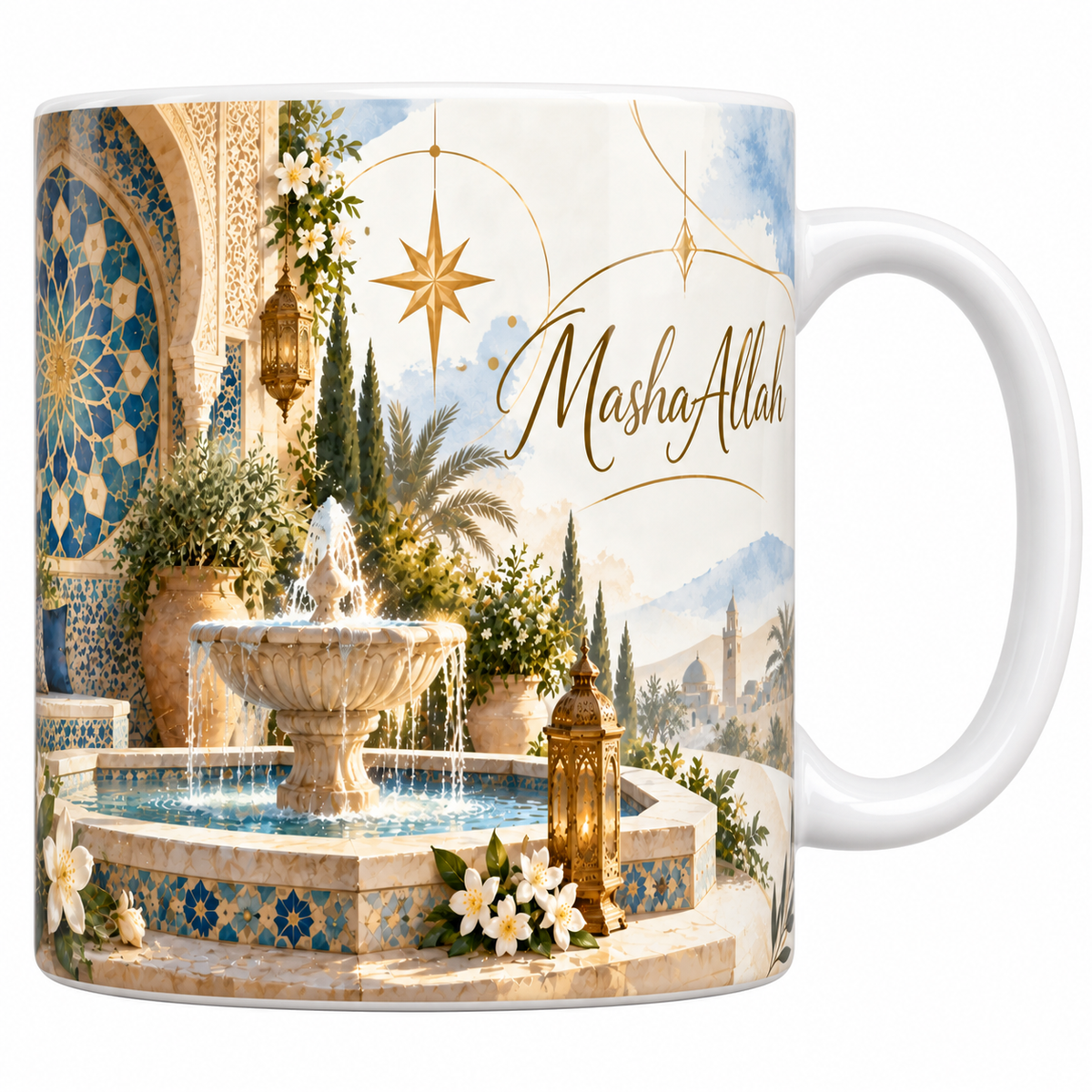 Mug céramique blanche 330 ml illustré d'une fontaine de pierre et d'un bassin carrelé de zelliges bleus, une lanterne de laiton allumée, du jasmin, un cyprès et un mur de zellige, avec le mot MashaAllah en lettres dorées