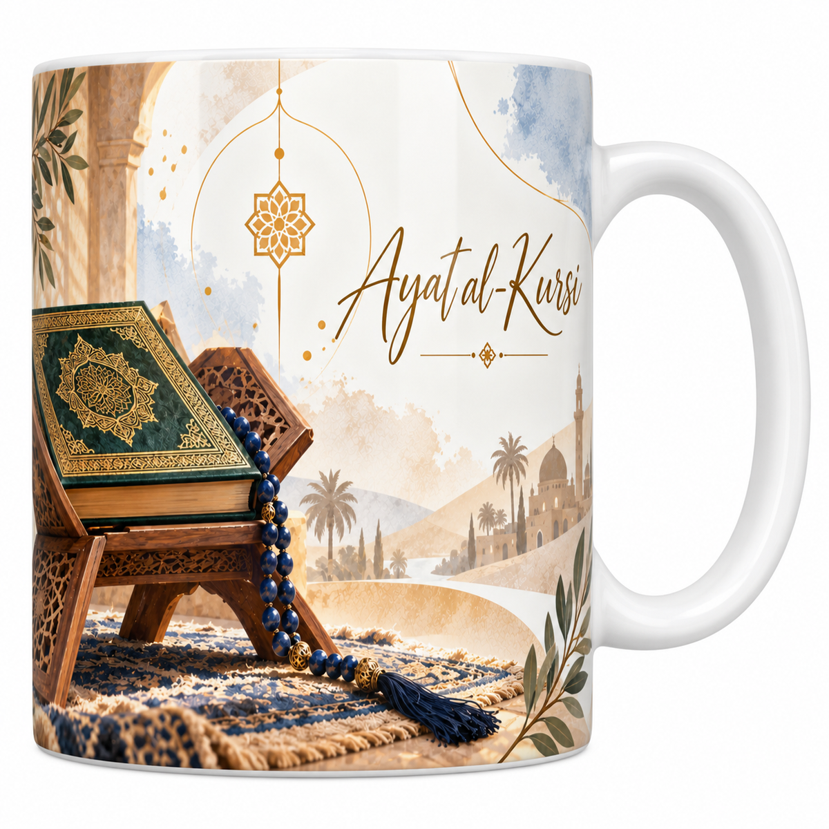 Mug céramique blanche 330 ml illustré d'un pupitre pliant en bois sculpté portant un livre ouvert à reliure verte et or, un chapelet bleu lapis et un tapis de prière frangé, avec le titre Ayat al-Kursi en lettres dorées