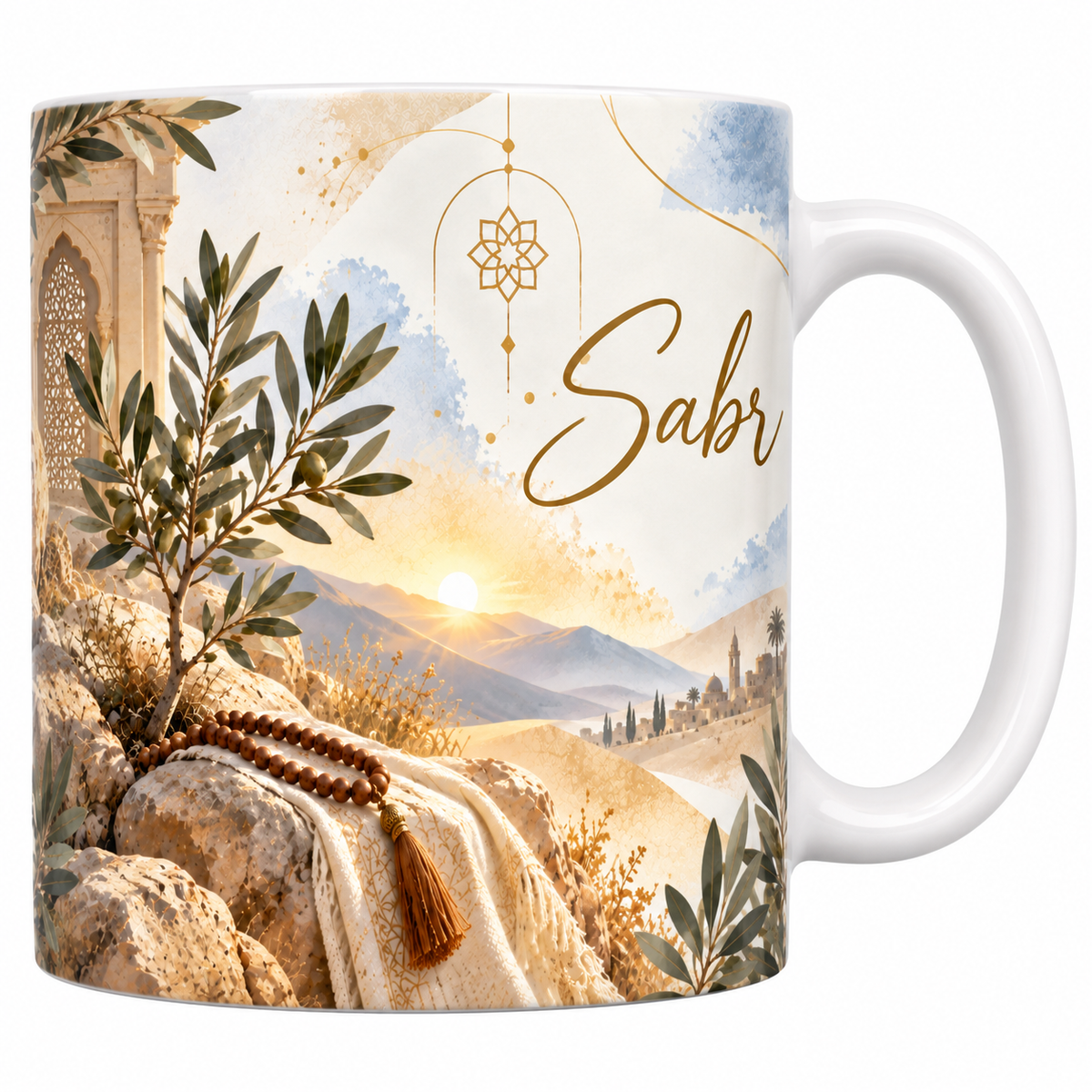 Mug céramique blanche 330 ml illustré d'un soleil levant sur des collines et des dunes claires, une étoffe crème à pompon et un chapelet de perles brunes posés sur un rocher, avec le mot Sabr en lettres dorées
