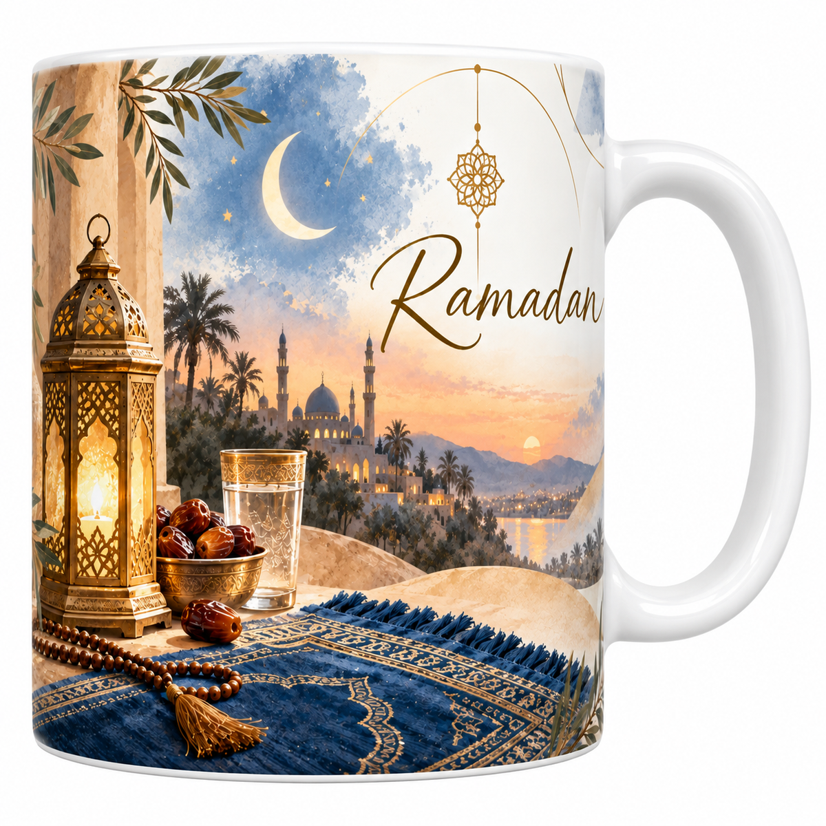 Mug céramique blanche 330 ml illustré d'une lanterne de laiton allumée, d'une coupe de dattes et d'un verre d'eau posés sur un tapis de prière bleu nuit frangé, avec un croissant de lune et le mot Ramadan en lettres dorées