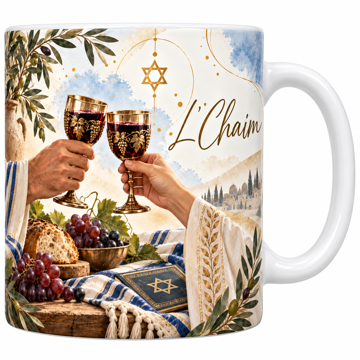 Mug céramique blanche 330 ml illustré de deux mains qui font tinter deux verres de vin rouge ciselés de pampres dorés, au-dessus d'une table de pain et de raisin, avec la formule L'Chaim en lettres dorées