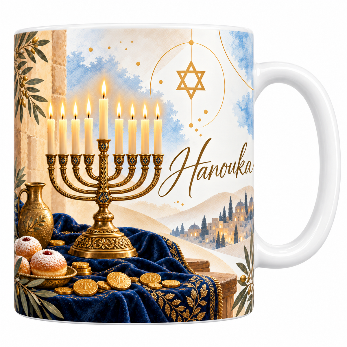 Mug céramique blanche 330 ml illustré d'un chandelier de laiton à neuf branches toutes allumées sur une étoffe de velours bleu nuit, avec cruche, beignets et pièces dorées, et le titre Hanouka en lettres dorées