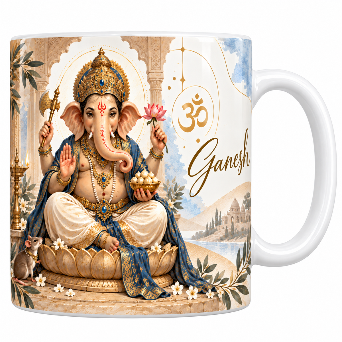 Mug céramique blanche 330 ml illustré de Ganesh à quatre bras assis sur un socle de lotus devant une arcade de temple, avec sa hache, son lotus, son bol de friandises et le rat à ses pieds, titre Ganesh en lettres dorées