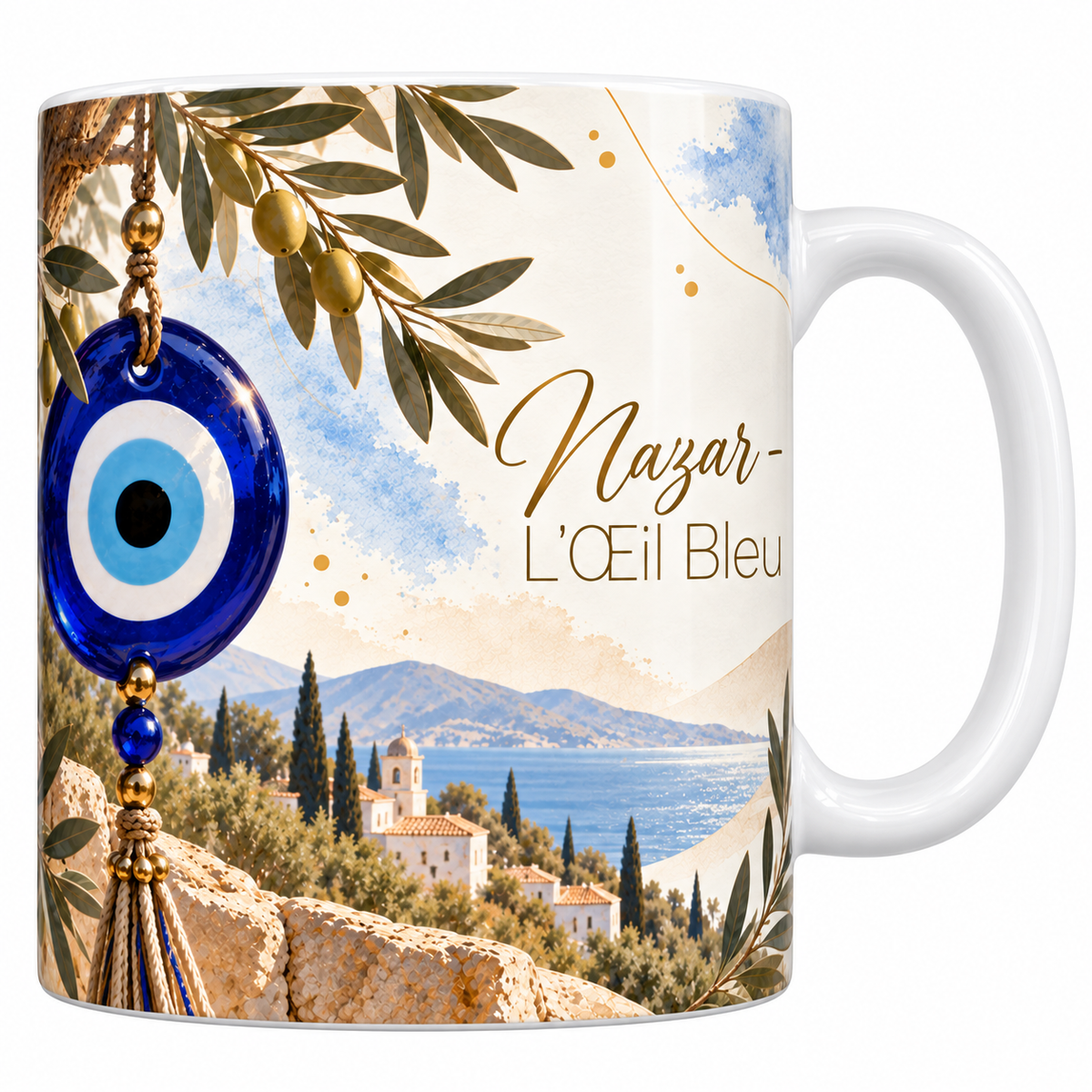 Mug céramique blanche 330 ml illustré d'un grand œil de verre bleu cobalt à pupille noire suspendu à une branche d'olivier par un cordon à perles dorées, devant un village blanc et la mer, titre Nazar en lettres dorées