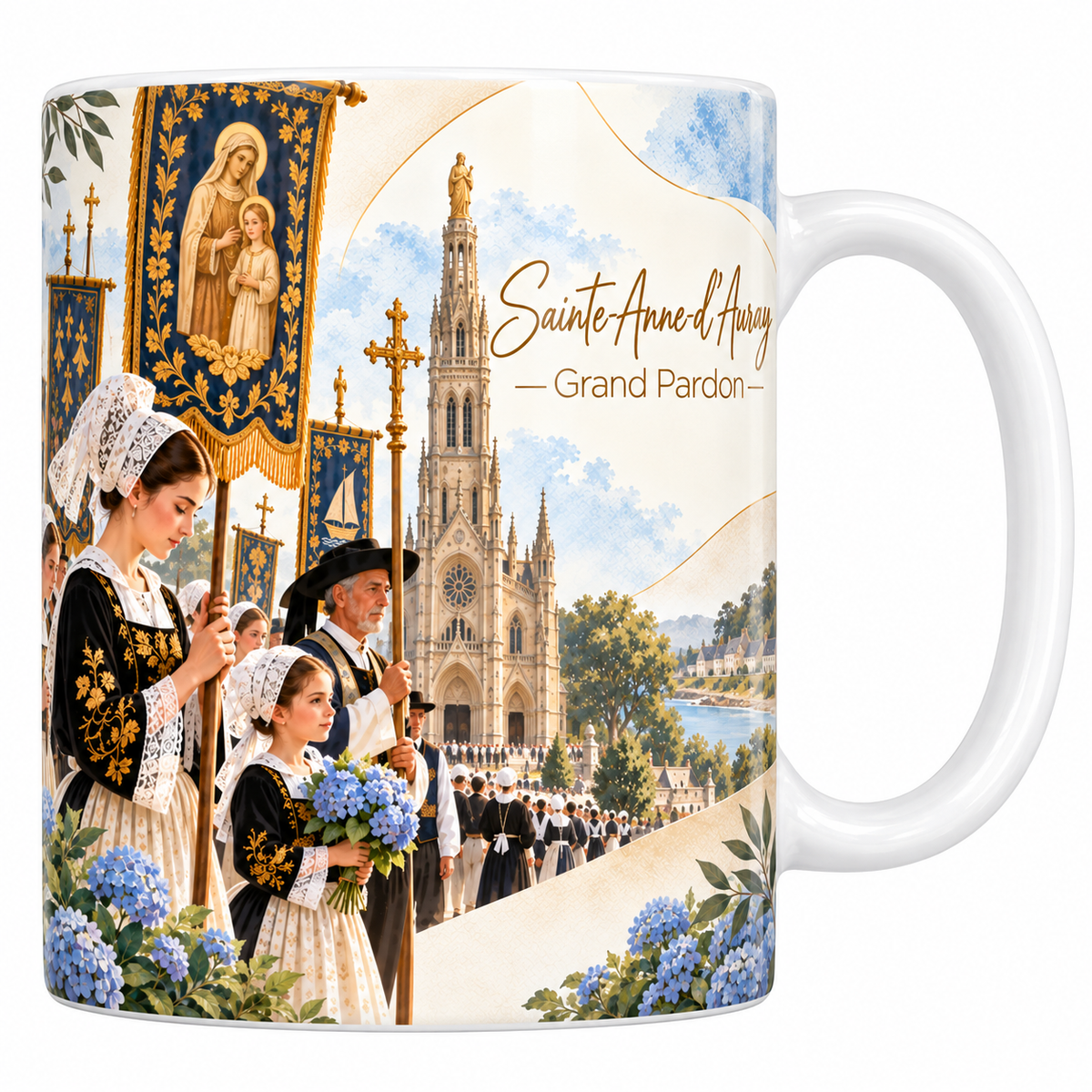 Mug céramique blanche 330 ml illustré de la procession du Grand Pardon de Sainte-Anne-d'Auray, costumes bretons noirs brodés d'or et coiffes de dentelle, bannières de velours bleu, croix de procession et hortensias, avec la basilique et sa flèche, et le titre Sainte-Anne-d'Auray, Grand Pardon en lettres dorées