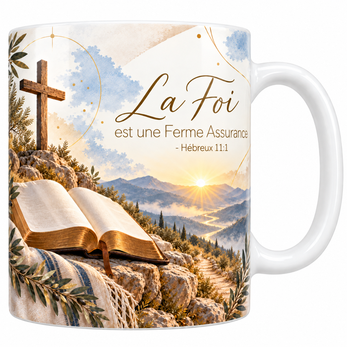 Mug céramique blanche 330 ml illustré d'une croix de bois dans les rochers et d'une Bible ouverte sur un tissu rayé, avec un chemin de pierre, les collines dans la brume et le soleil levant, et le titre La Foi est une Ferme Assurance, Hébreux 11:1 en lettres dorées