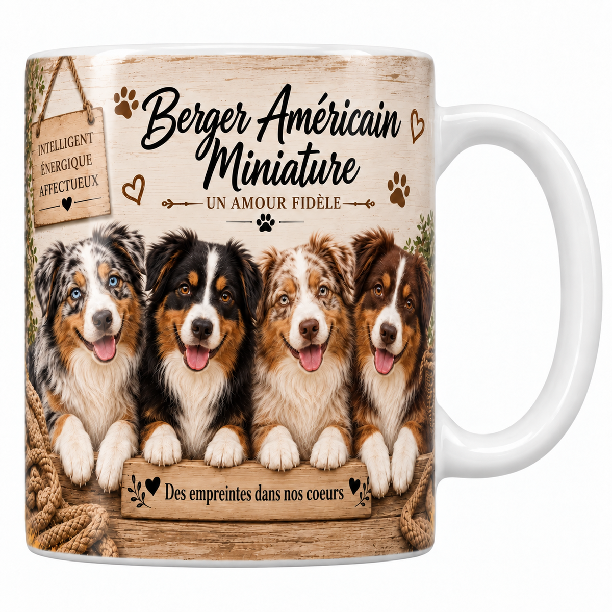 Mug blanc Berger américain miniature aquarelle : quatre chiens merle et tricolores aux yeux clairs derrière une planche de bois gravée, pancarte Fidélité Complicité Bonheur et plaid tressé