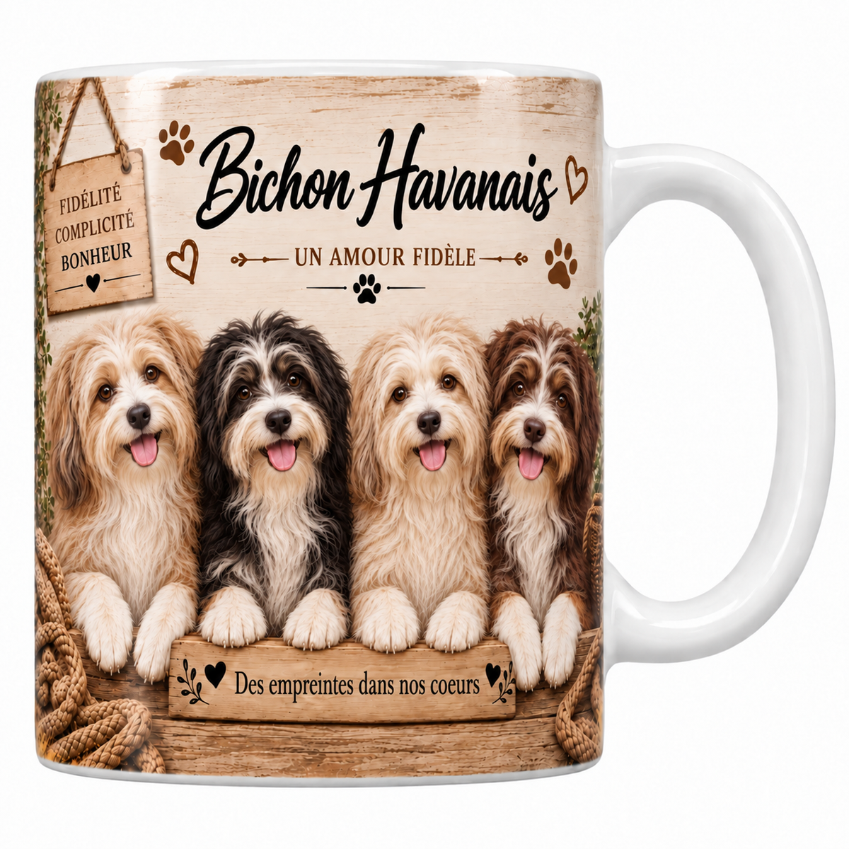 Mug blanc Bichon havanais aquarelle : quatre petits chiens au poil long et ondulé crème et fauve derrière une planche de bois gravée, pancarte Fidélité Complicité Bonheur et plaid tressé