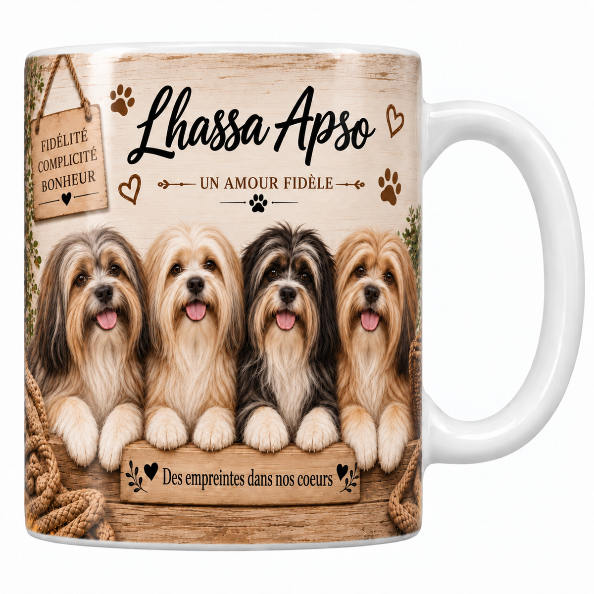 Mug blanc Lhassa apso aquarelle : quatre petits chiens au long poil droit doré et crème derrière une planche de bois gravée, pancarte Fidélité Complicité Bonheur et plaid tressé