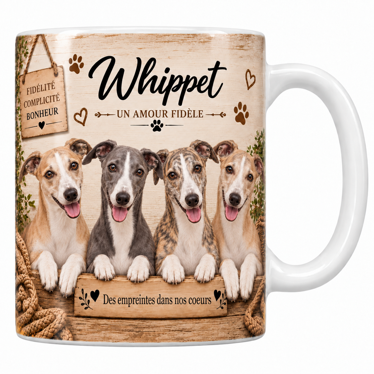 Mug blanc Whippet aquarelle : quatre lévriers fauve, bringé et bleu au museau fin derrière une planche de bois gravée, pancarte Fidélité Complicité Bonheur et plaid tressé