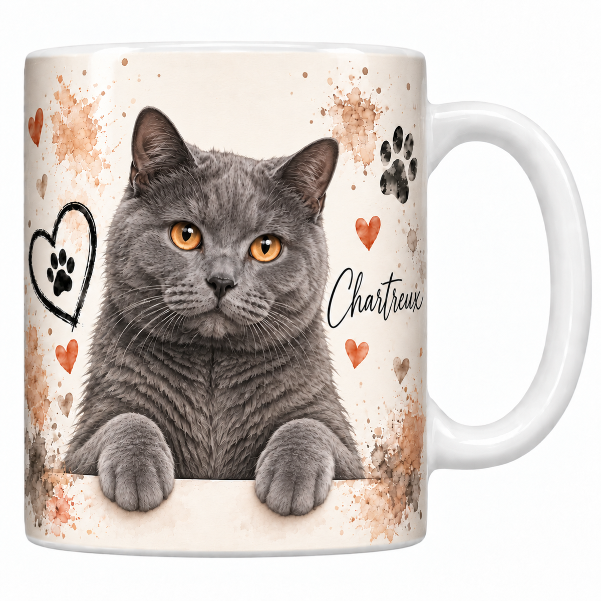 Mug blanc céramique imprimé d'un chartreux à la robe bleue uniforme et aux yeux cuivrés en buste sur fond crème éclaboussé d'aquarelle, coeur au trait, empreintes de pattes et nom de la race en cursive noire