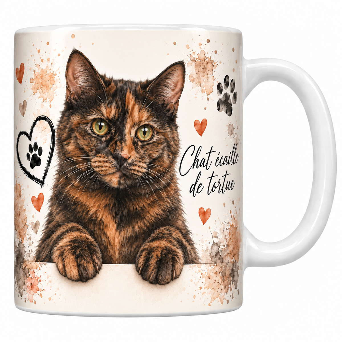 Mug blanc céramique imprimé d'un chat écaille de tortue aux plages noires et rousses et aux yeux dorés en buste sur fond crème éclaboussé d'aquarelle, coeur au trait, empreintes de pattes et nom en cursive noire