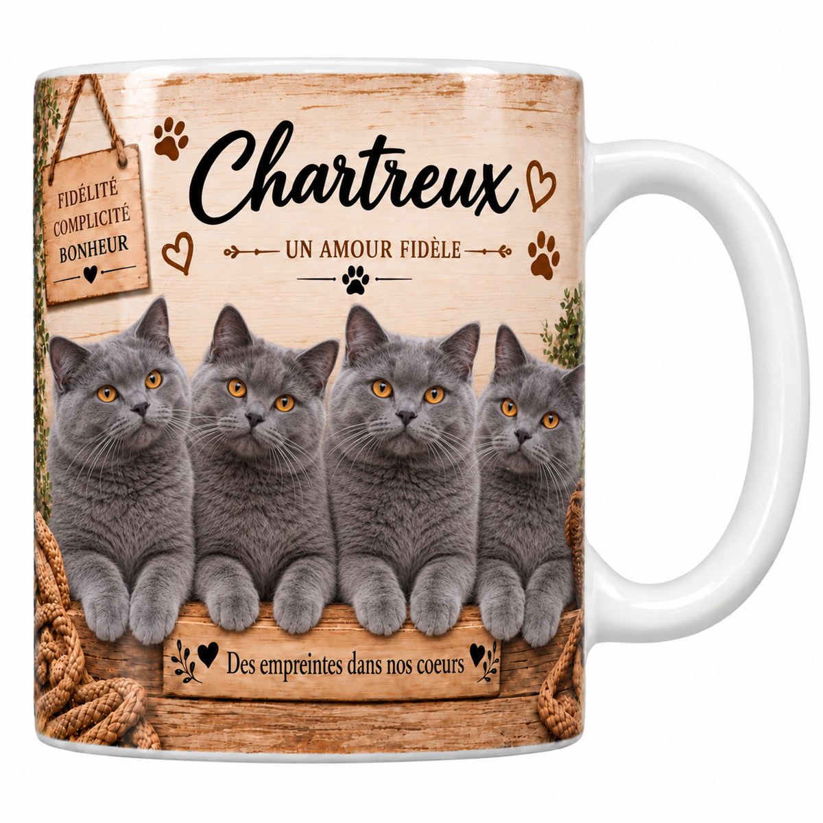 Mug blanc céramique imprimé de quatre chartreux à la robe bleue uniforme et aux yeux cuivrés alignés derrière une planche de bois gravée Des empreintes dans nos coeurs, pancarte Fidélité Complicité Bonheur et nom en cursive