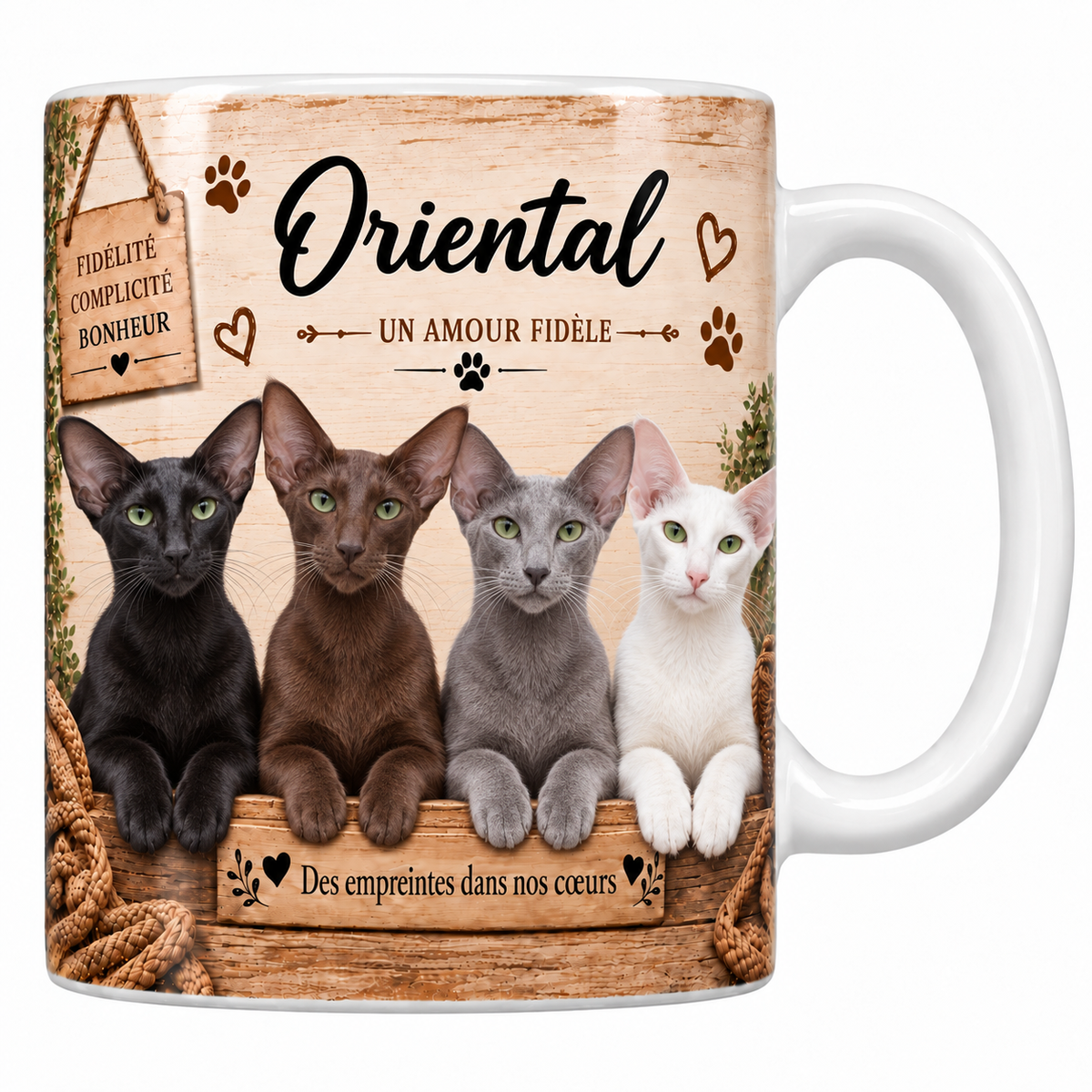 Mug blanc céramique imprimé de quatre orientaux au poil ras lustré noir, chocolat, bleu et blanc alignés derrière une planche de bois gravée Des empreintes dans nos coeurs, pancarte Fidélité Complicité Bonheur et nom de la race en cursive