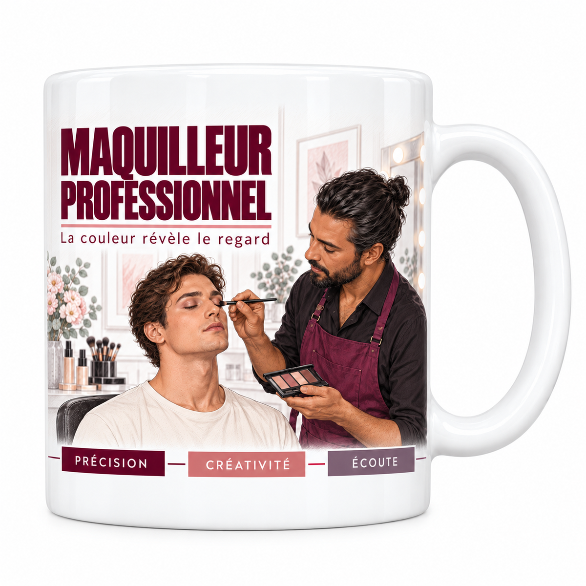 Mug céramique blanc Maquilleur Professionnel : le maquilleur barbu en tablier bordeaux, pinceau en main et palette de fards, qui maquille les paupières d'un client aux yeux clos, devise La couleur révèle le regard